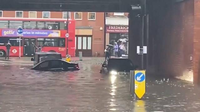 İngiltere’de otoyollar ve metro istasyonu sular altında kaldı