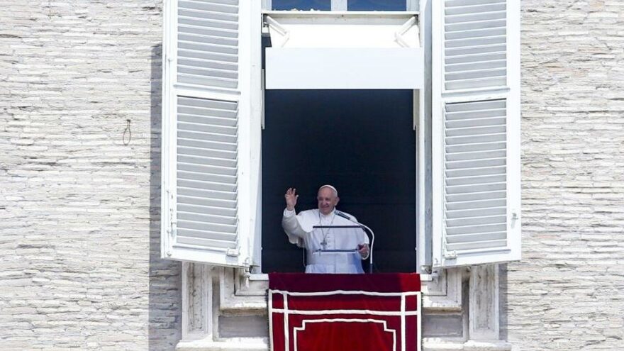 Papa Francis hastaneye kaldırıldı