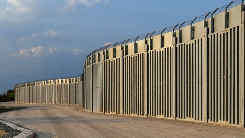 Yunanistan  Türkiye sınırına  40 km’lik duvar ördü.