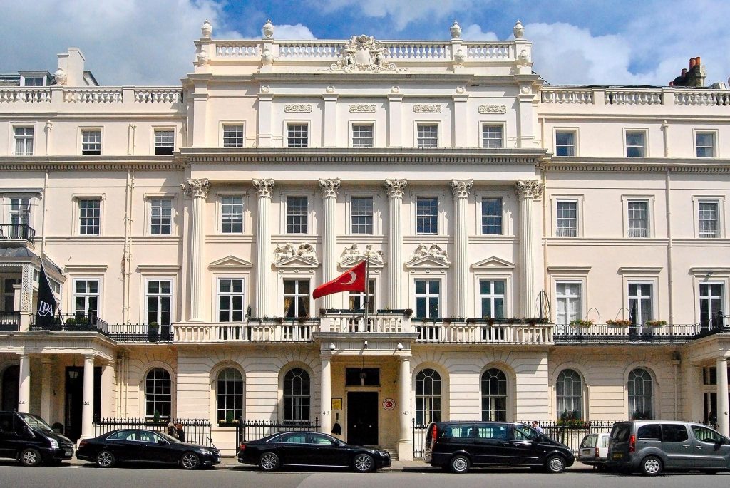 T.C. Londra Büyükelçiliği: :Türkiye’nin ‘kırmızı’ listeden çıkmasını bekliyoruz”