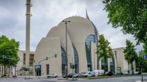 Alman polisi cami önünde karikatürlü gösteriyi yasakladı