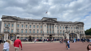 İngiltere’de bir kişi kendini Buckingham Sarayı’nın kapılarına kelepçeledi