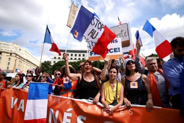 Fransa’da aşı kartı uygulamasına karşı binlerce kişi protesto düzenledi