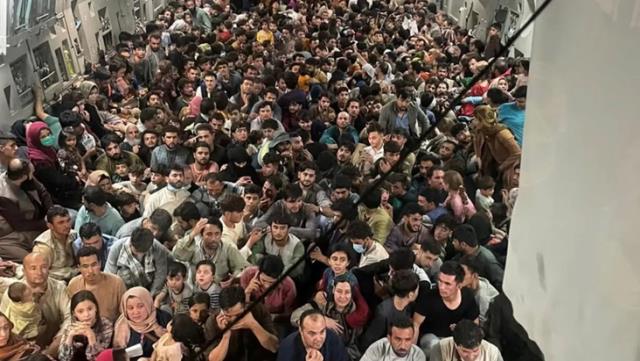 150 kişilik uçakta 640 Afgan