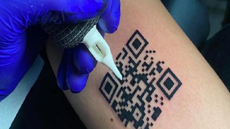 Aşı sertifikasının barkodunu dövme yaptıran genç sosyal medyada gündem oldu