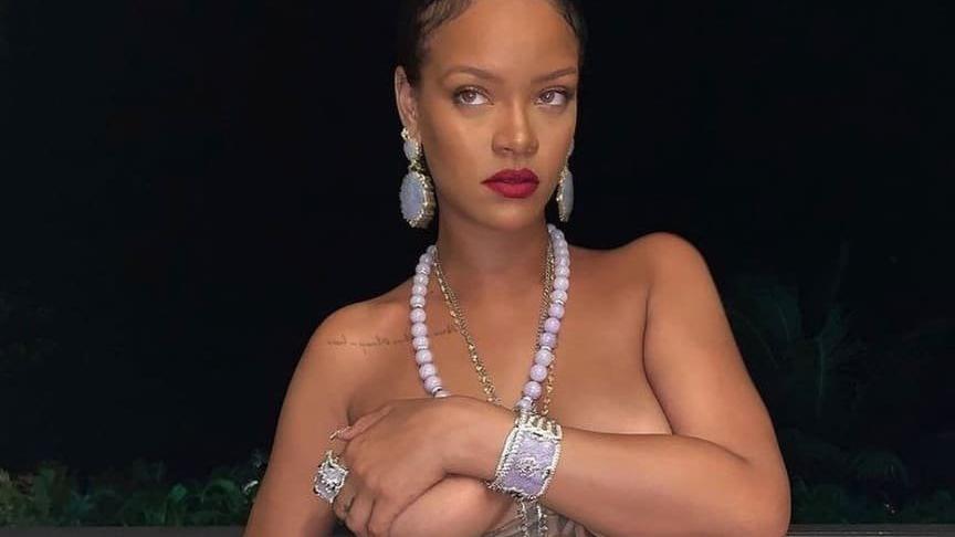 Ünlü şarkıcı Rihanna hamile olduğunu duyurdu