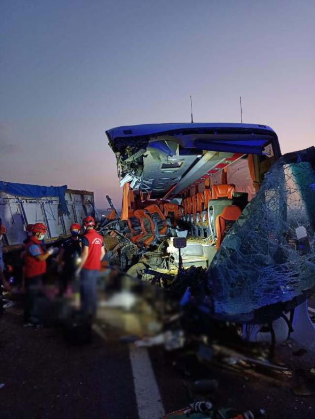 Manisa’da otobüs, TIR’a çarptı: 6 kişi öldü, 37 kişi yaralandı