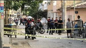 İzmir’de silahlı saldırı: 1’i bebek 5’i çocuk 12 kişi yaralandı