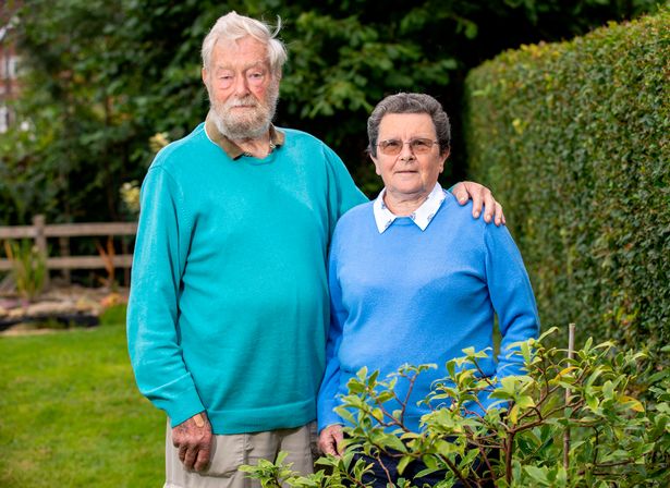 İngiltere’de koruyucu aile olan çift 56 yılda 620 çocuğun bakımını üstlendi