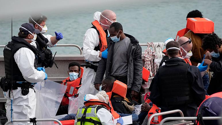 İngiltere, kaçak göçmen getiren tekneleri Fransa’ya ‘geri itecek’