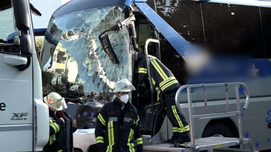 Yolcu otobüsü yoldan çıktı: 16 yaralı