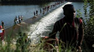 10 bini aşkın göçmen köprü altında
