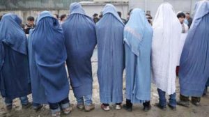 İngiliz askerleri, Taliban’ın eline düşmemek için burka giyerek kaçmışlar