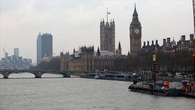İngiliz parlamentosu tartışmalı vergi artışını onayladı