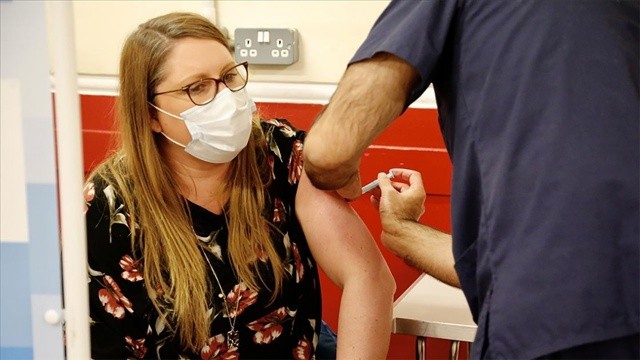İngiltere’de üçüncü doz aşı uygulaması bu ay başlayacak