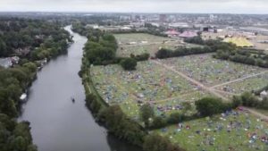 İngiltere’de festivale katılan 90 bin kişi geride çöp dağı bıraktı