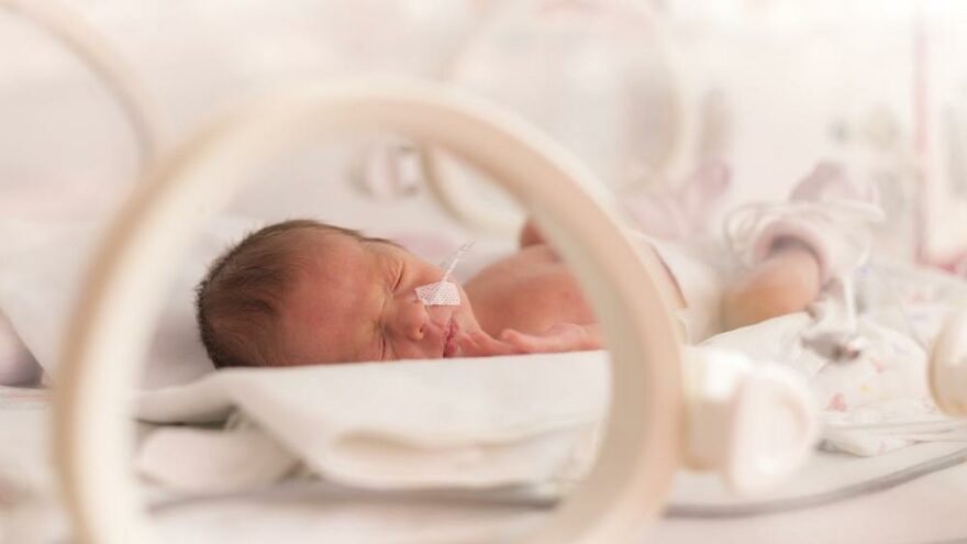 İngiltere’de ilk kez 3 kişinin DNA’sını taşıyan bir bebek dünyaya geldi
