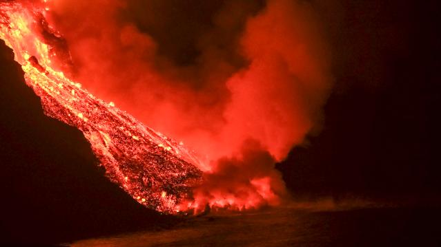 Las Palmas’ta lav akıntısı okyanusla buluştu, zehirli gaz ve patlama uyarısı yapıldı