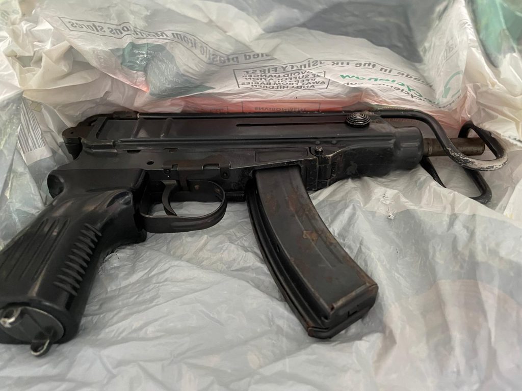 Loaded sub-machine gun and revolver in abandoned car in Lambeth