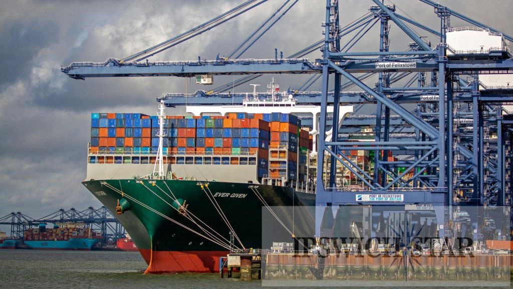 İngiltere’nin en büyük ticari limanı Felixstowe’a konteynerler yığıldı, gemiler başka yerlere yönlendiriliyor