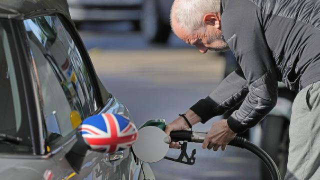 İngiltere’de bazı istasyonlarda yakıt sorunu devam ediyor