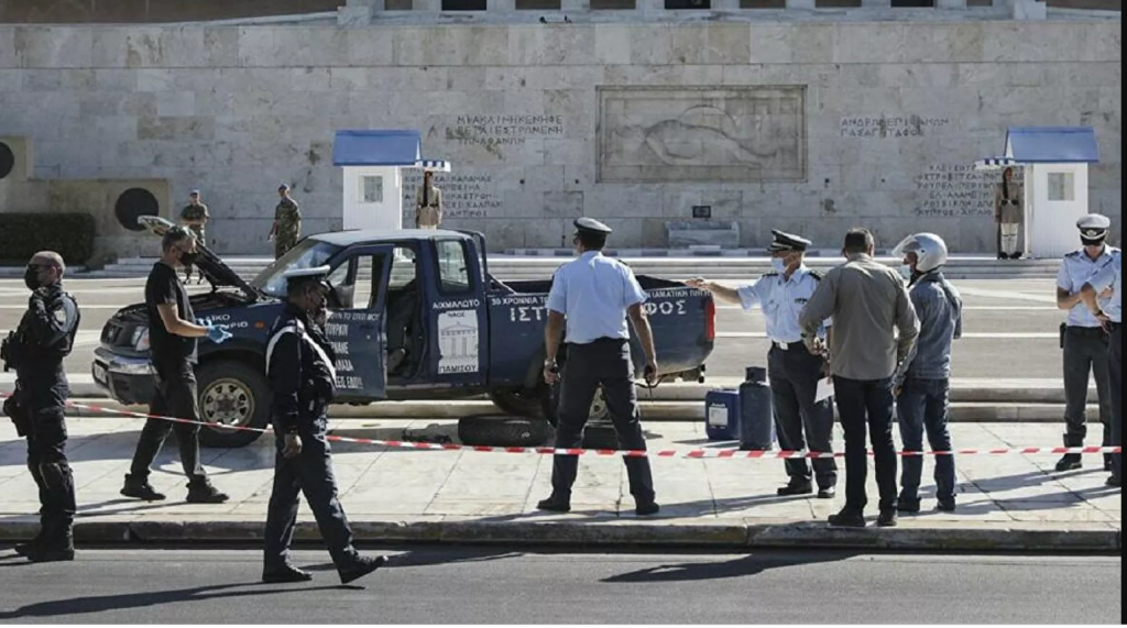 Atina’da meclisin önüne ‘Yunanistan’ı Türkler yönetiyor’ yazılı araç bırakan kişi akıl hastanesinde