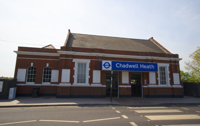 Chadwell Heath’de trenin çarptığı bir kişi hayatını kaybetti