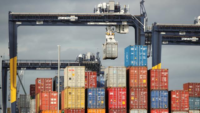 İngiltere’de nakliye krizi: Limanda konteynerler birikiyor