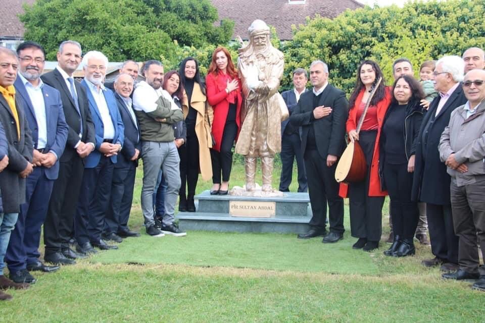 Londra’da Pir Sultan Abdal heykeli dikildi