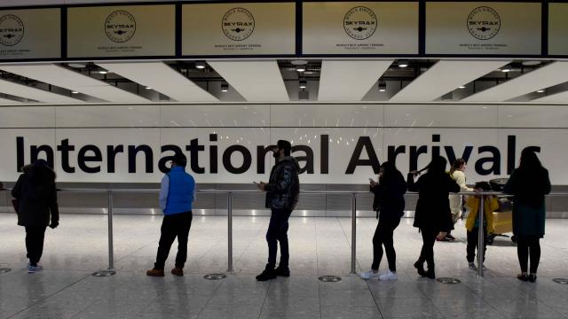 İngiltere’den yeni uygulama: Tam aşılı yolcuları alacak