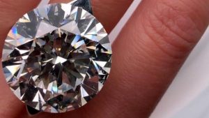70 yaşındaki kadın, evini temizlediği sırada 2.7 milyon dolarlık elmas yüzük buldu
