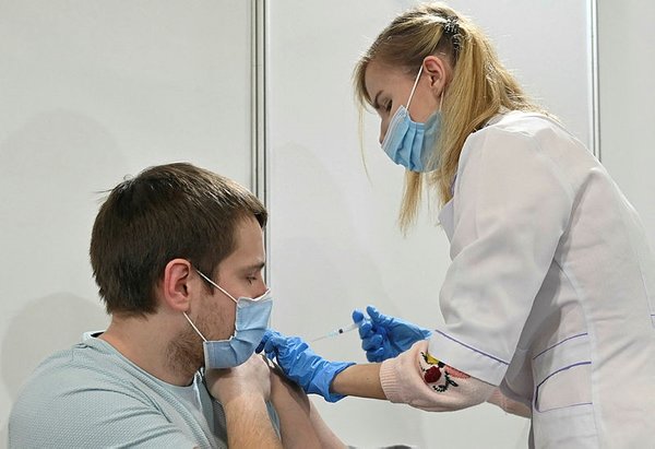 İngiltere’de sağlık çalışanları için Kovid-19 aşısı zorunlu oluyor