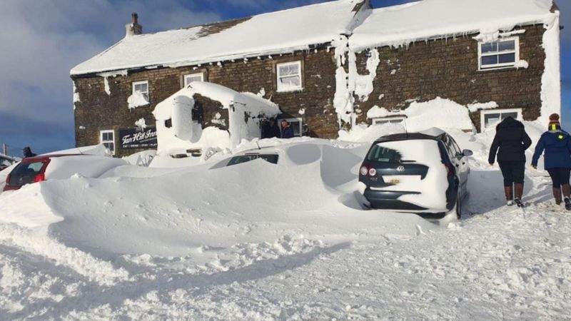İngiltere’de kar fırtınası nedeniyle 61 kişi mahsur kaldı