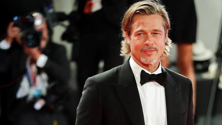 Brad Pitt etek giydiği yeni imajıyla dikkat çekti