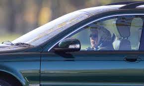 95 yaşındaki Kraliçe Elizabeth araba sürdü