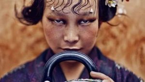 Moda fotoğrafçısı Dior sergisinde Çinlileri ‘küçük gözlü’ gösterdiği için özür diledi
