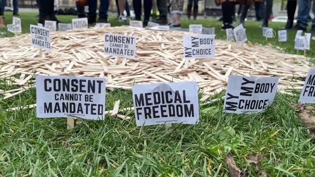 İngiltere’de sağlık çalışanları Kovid-19 aşı zorunluluğu kararını protesto etti