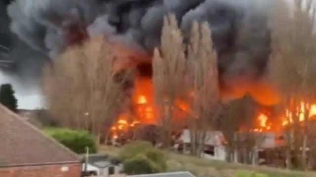 İngiltere’de fabrikada yangın: Bazı evler tahliye edildi