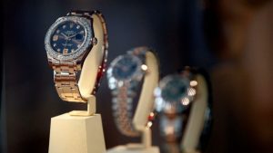 Rolex krizi: İkinci elleri, orijinal fiyatlarının üç katı fiyata satılıyor