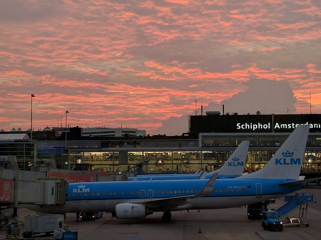 Hollanda’da karantina otelinden kaçan çift uçakta gözaltına alındı