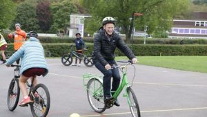 İngiltere Ulaştırma bakanı bisikletten düştü