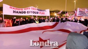 İngiltere’de KKTC bayrağının indirilmesi protesto edildi