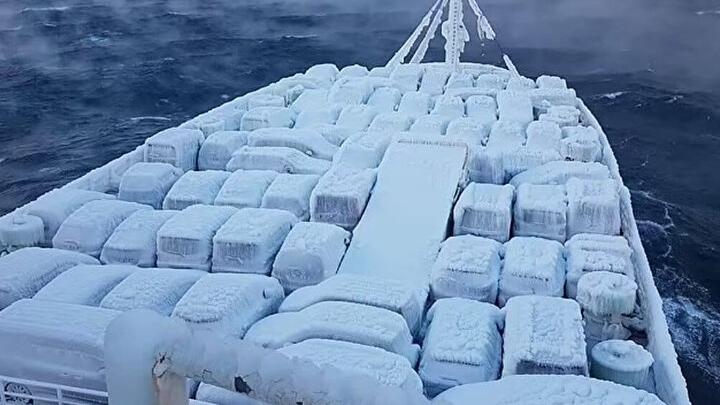 Gemideki otomobiller buz tuttu