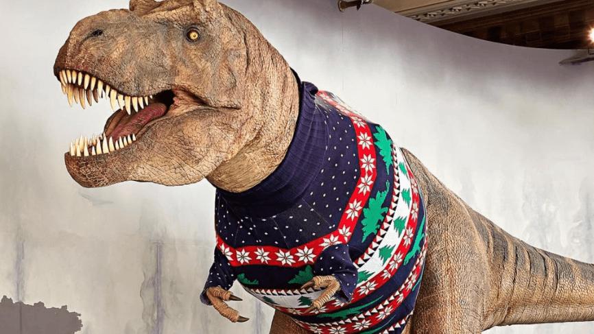 Londra Doğa Tarihi Müzesi’nde Noel hazırlığı: T.Rex Noel kazağı giydi