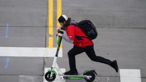 Paris kiralık e-scooter’ları yasaklayan ilk şehir oldu