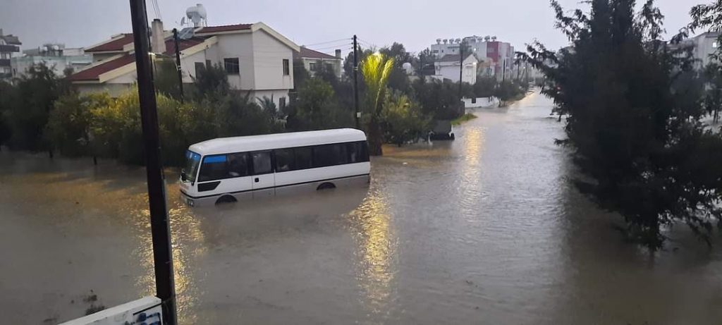 Sağanak yağış, başkent Lefkoşa’da hayatı durma noktasına getirdi