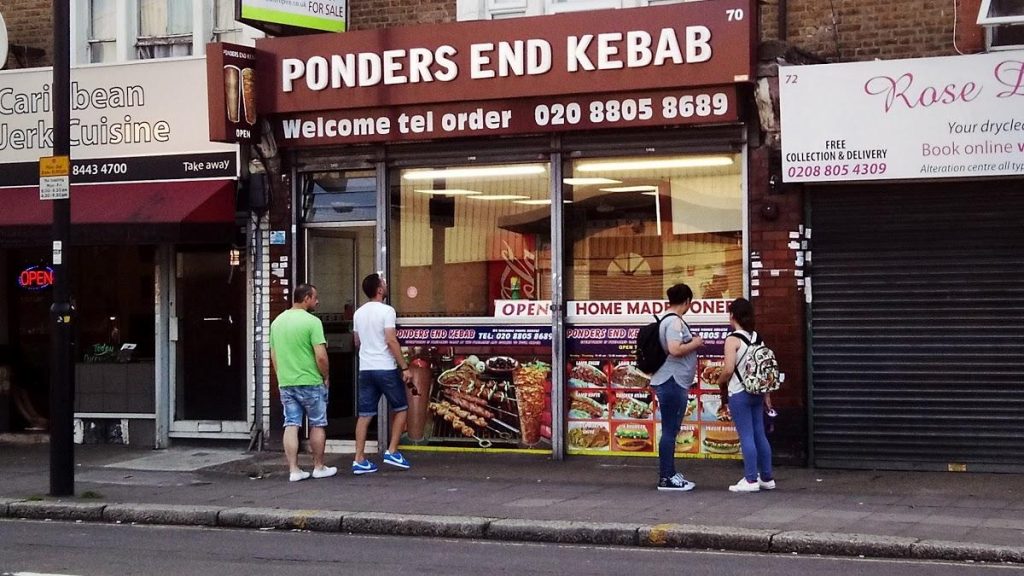 ‘Ponders End Kebab’, hamamböceği ve farelerle dolu olmasına rağmen açık kaldıı