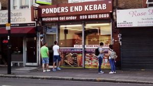 ‘Ponders End Kebab’, hamamböceği ve farelerle dolu olmasına rağmen açık kaldıı