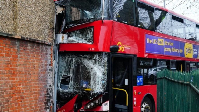 Londra’da otobüs, mağazaya çarptı