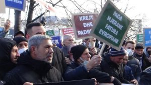 Kosova’da elektriğe gelen zam halkı sokağa döktü
